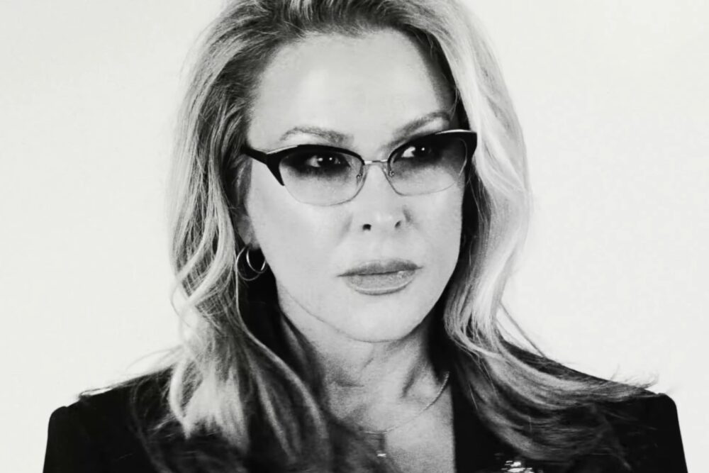 Anastacia în videoclipul piesei "Left Outside Alone" (Symphonic Revolution)