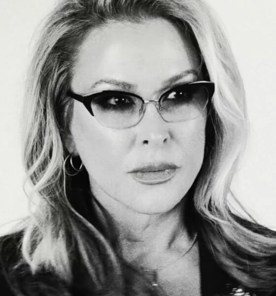 Anastacia în videoclipul piesei "Left Outside Alone" (Symphonic Revolution)
