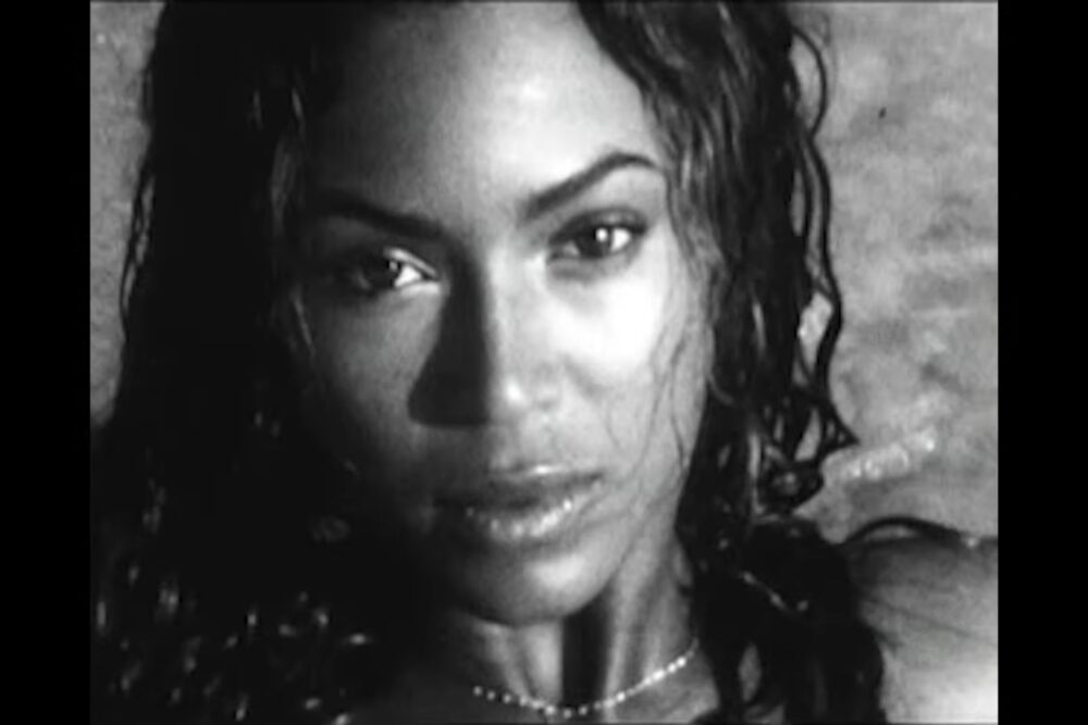 Beyonce în clipul pentru "Morning Dew (Donk)"