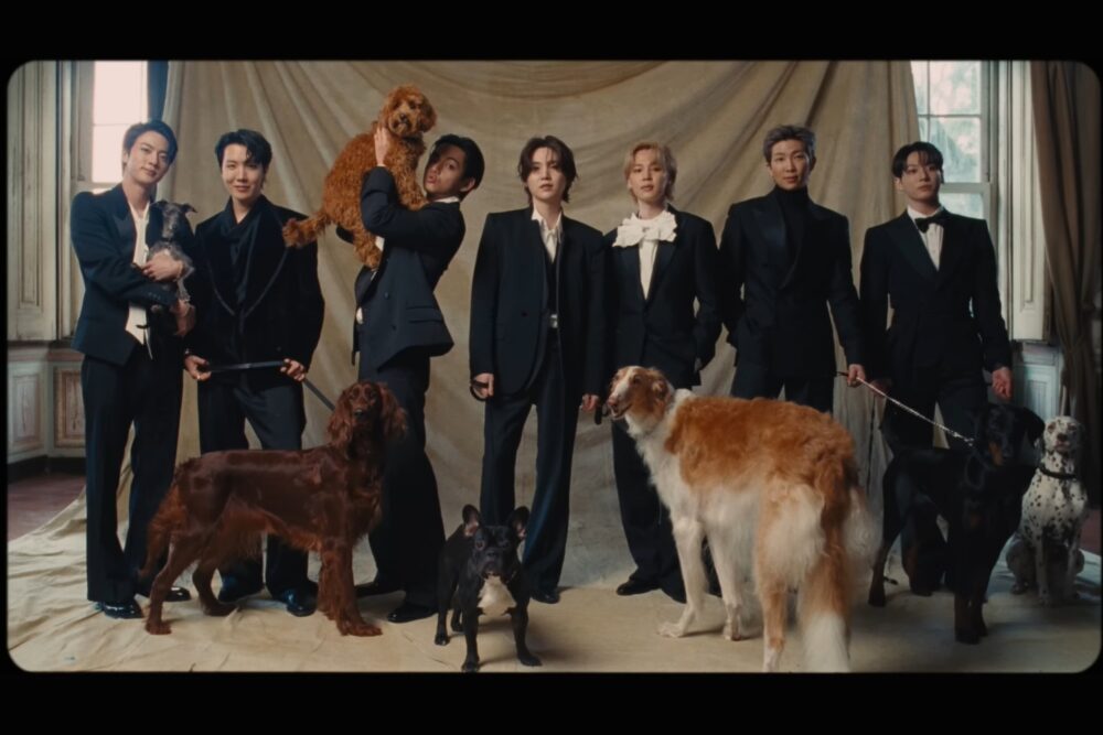 BTS în videoclipul piesei "Normal"