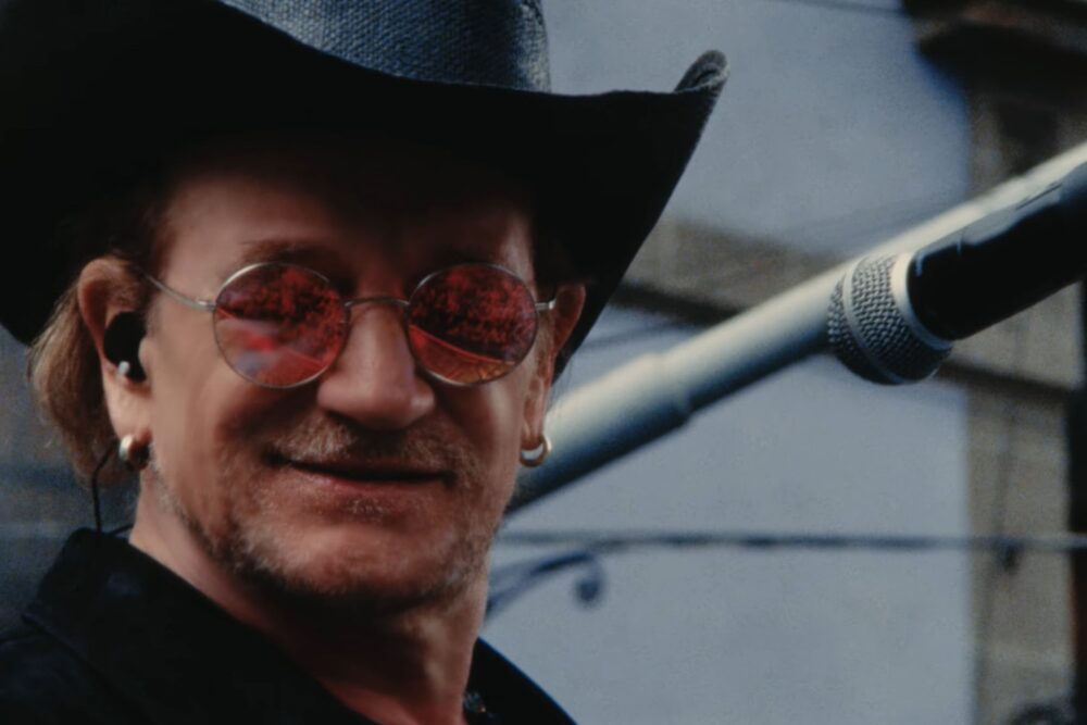 Bono (U2) în videoclipul piesei "Street Of Dreams"