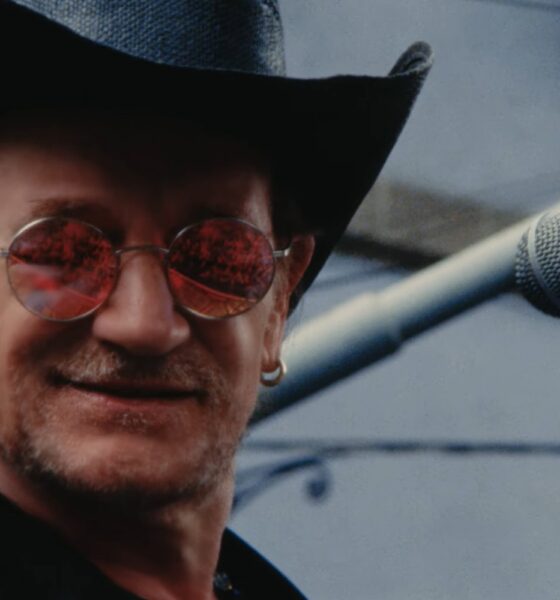 Bono (U2) în videoclipul piesei "Street Of Dreams"