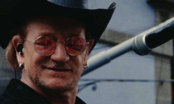 Bono (U2) în videoclipul piesei "Street Of Dreams"